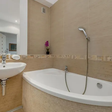 Spacious In The Center Of By Renters 公寓