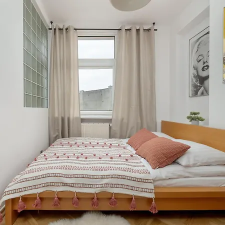 公寓 Spacious In The Center Of By Renters 罗兹