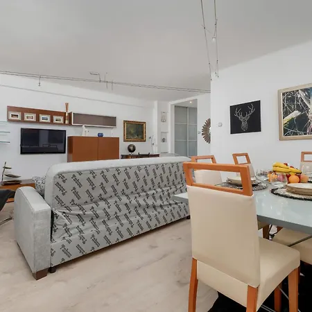 Spacious In The Center Of By Renters *