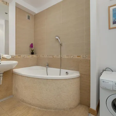 Spacious In The Center Of By Renters Apartment