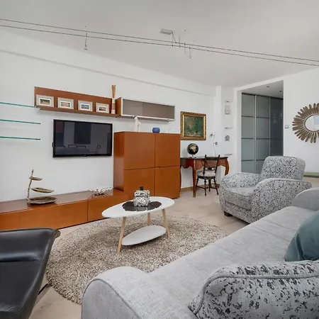 公寓 Spacious In The Center Of By Renters *