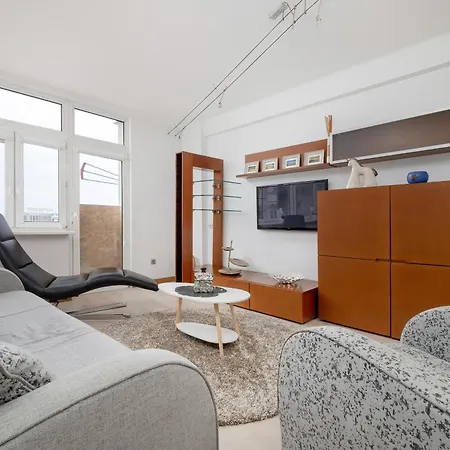 公寓 Spacious In The Center Of By Renters