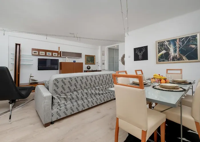 Spacious In The Center Of By Renters *